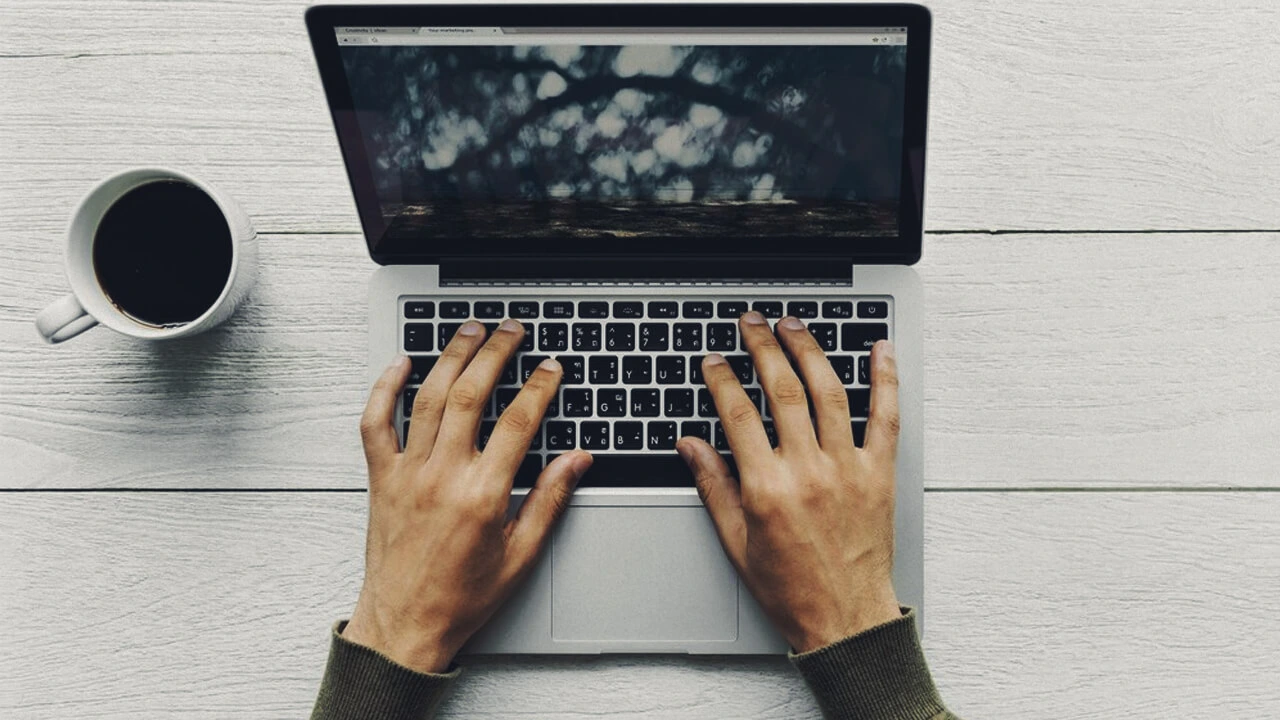 Éditeur Principal Et Auteur Chez de KYTALY